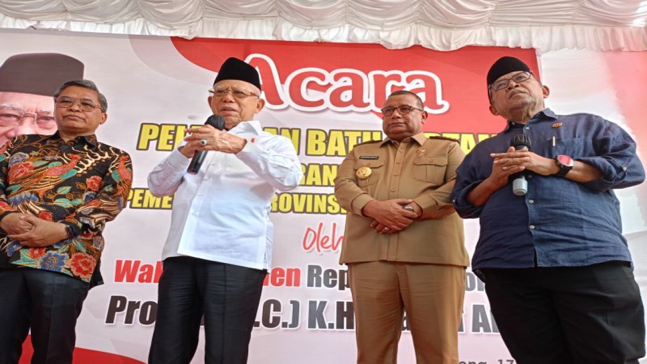 Wapres Ma'ruf Amin memberikan keterangan kepada wartawan di Sorong, Papua Barat Daya, Senin (17/7/2023). ANTARA/Rangga Pandu Asmara Jingga