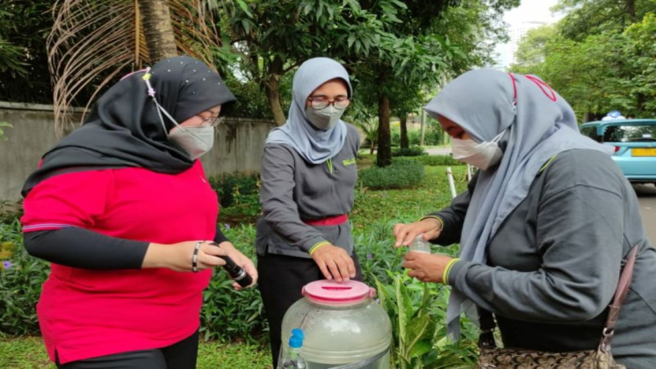 Arsip Foto - Warga Kelurahan Selong, Kecamatan Kebayoran Baru, Jakarta Selatan, mengecek jentik nyamuk di genangan air, Jumat (9/12/2022). ANTARA/HO-Kominfotik Jakarta Selatan