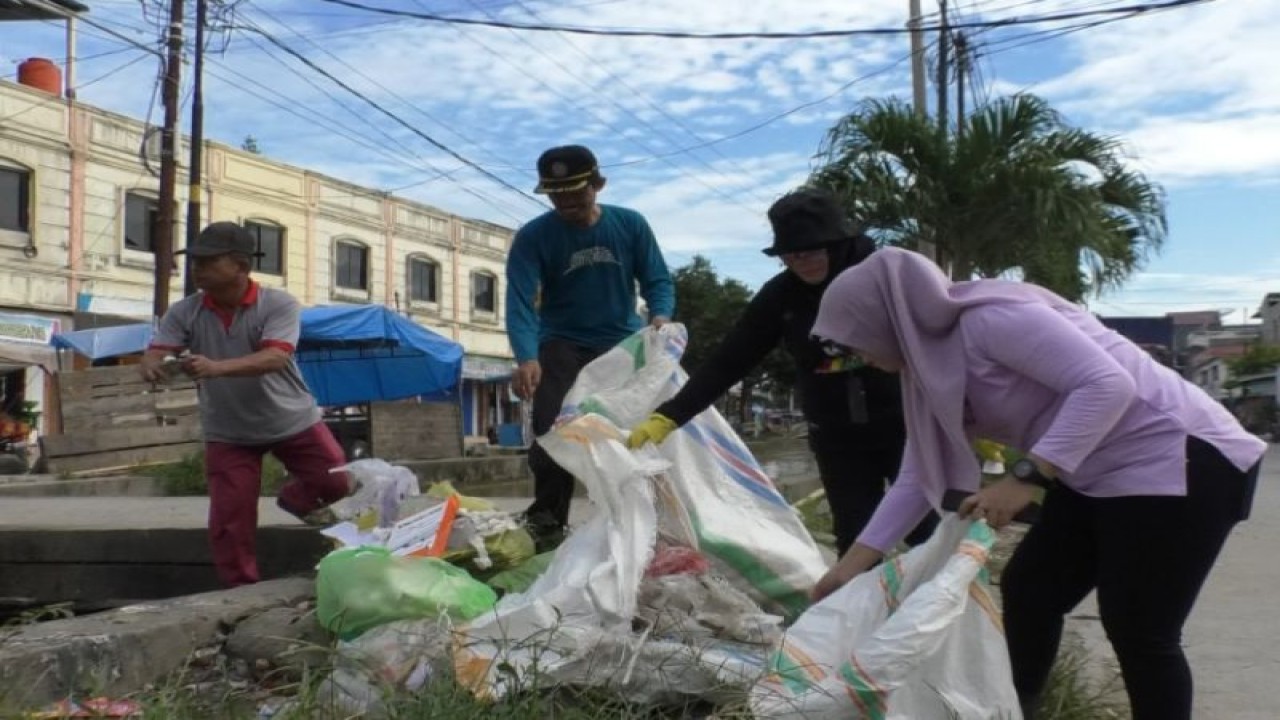 Warga mengumpulkan sampah di kawasan Pasar Induk Wonomulyo pada edukasi pengelolaan sampah bernilai ekonomis yang digelar DLHK Polewali Mandar bersama Bank Sampah Induk Sipamandaq dan Pemerintah Kecamatan Wonomulyo, Jumat (14/7). (ANTARA/Diskominfo Polewali Mandar)