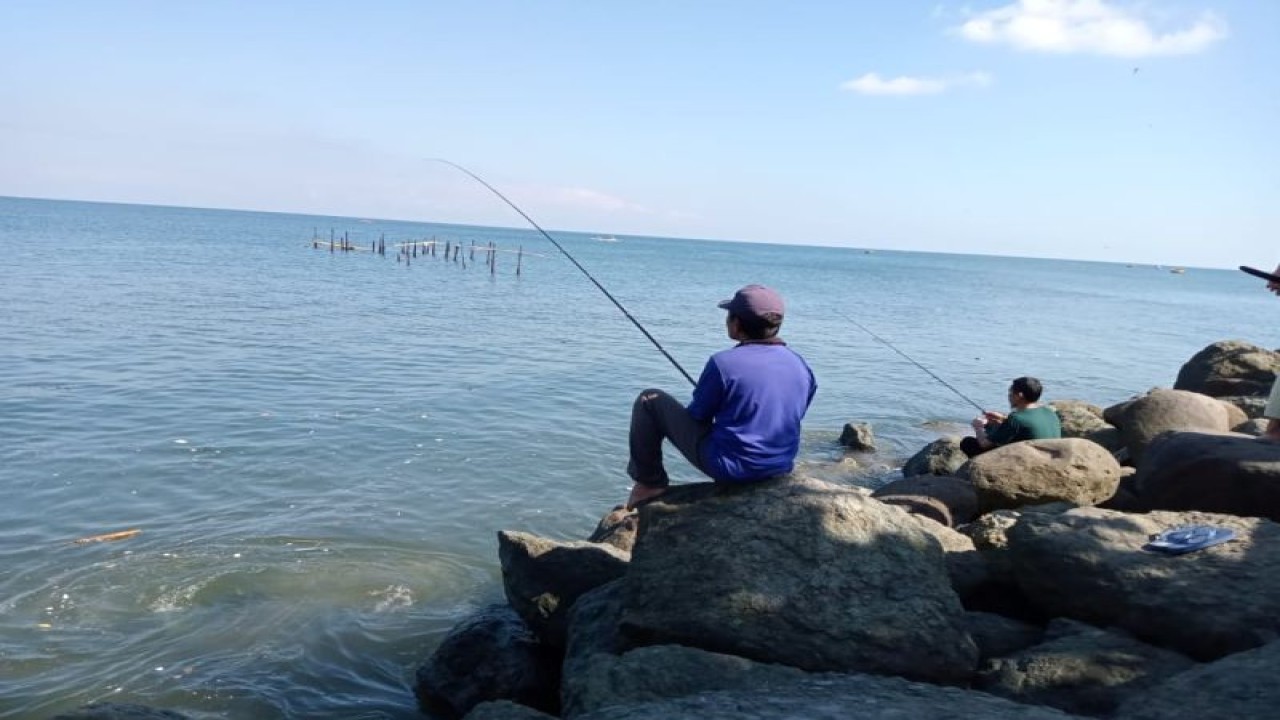 Sejumlah warga memancing ikan di kawasan Pantai Ampenan Kota Mataram, Provinsi Nusa Tenggara Barat. (ANTARA/Nirkomala)