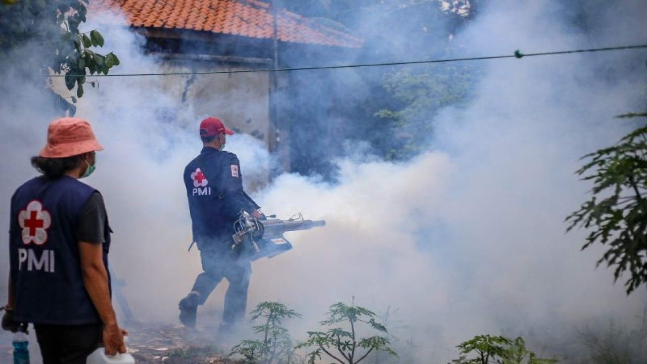 Ilustrasi: Petugas PMI Kota Tangerang melakukan pengasapan (fogging) di Pinang, Kota Tangerang, Banten. ANTARA FOTO/Fauzan/hp. (ANTARA FOTO/FAUZAN)