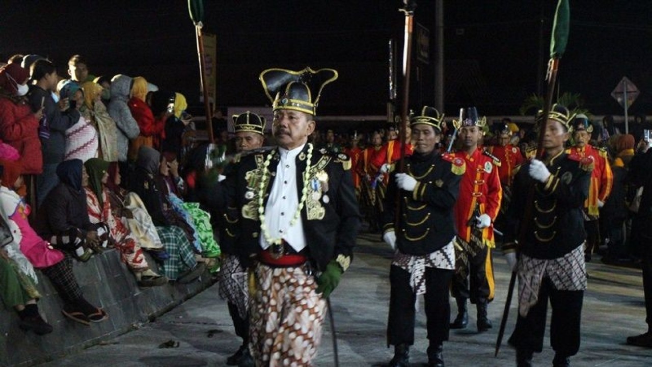 Sejumlah prajurit Keraton Kasunanan mengikuti prosesi ritual kirab budaya Temu Tirta di Desa Samiran Kecamatan Selo, Kabupatem Boyolali Kamis (20/7/2023) malam. ANTARA/Bambang Dwi Marwoto.