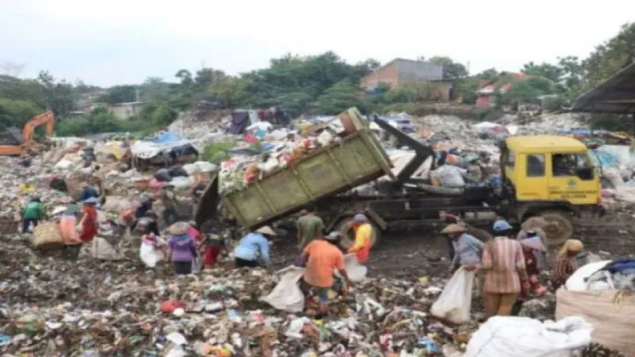 Warga memungut sampah di TPA Kopiluhur Kota Cirebon, Jawa Barat. (ANTARA/HO-Humas Pemkot Cirebon)