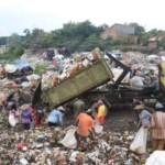 Warga memungut sampah di TPA Kopiluhur Kota Cirebon, Jawa Barat. (ANTARA/HO-Humas Pemkot Cirebon)-1688370825