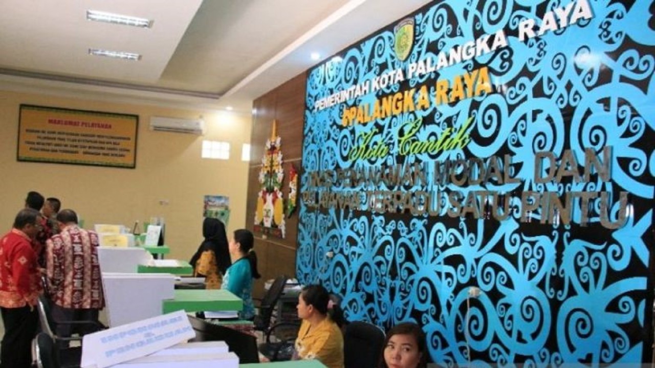 Warga Palangka Raya saat mengurus pajak di kantor pajak Palangka Raya. ANTARA/Rendhik Andika