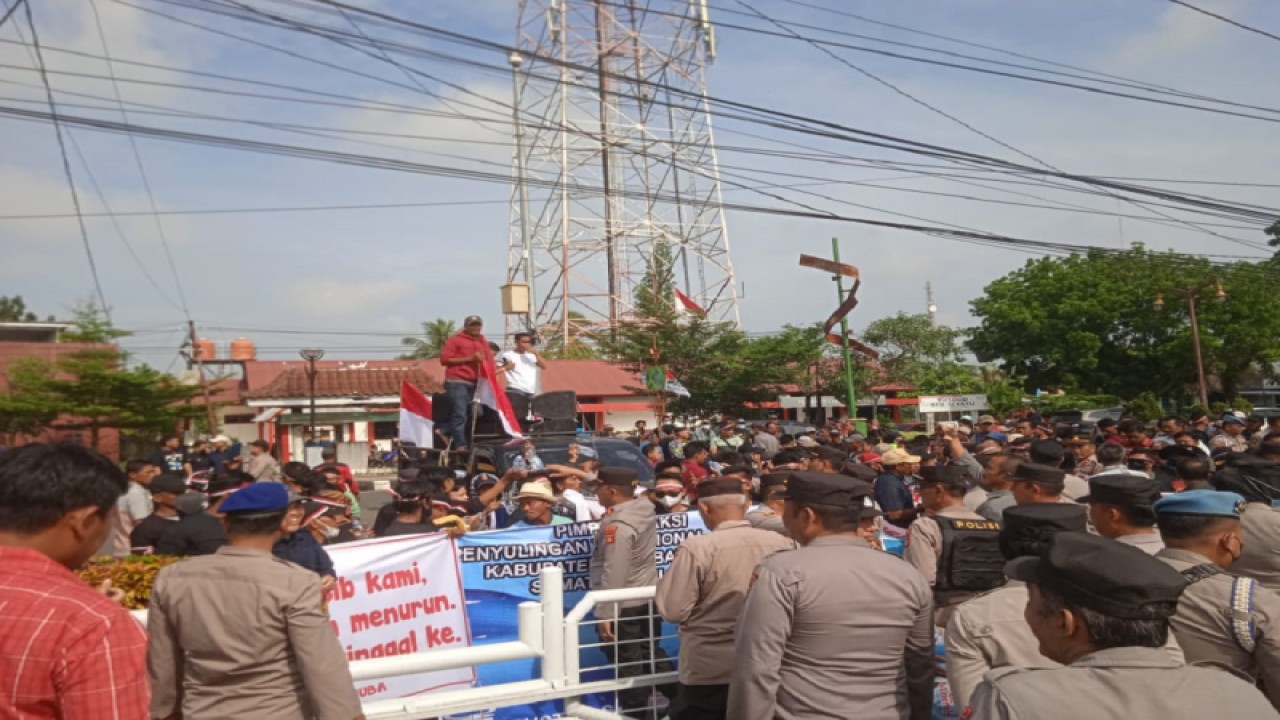 Warga penyuling minyak di Kabupaten Muba menyampaikan aspirasinya. (ANTARA/HO.Diskominfo)