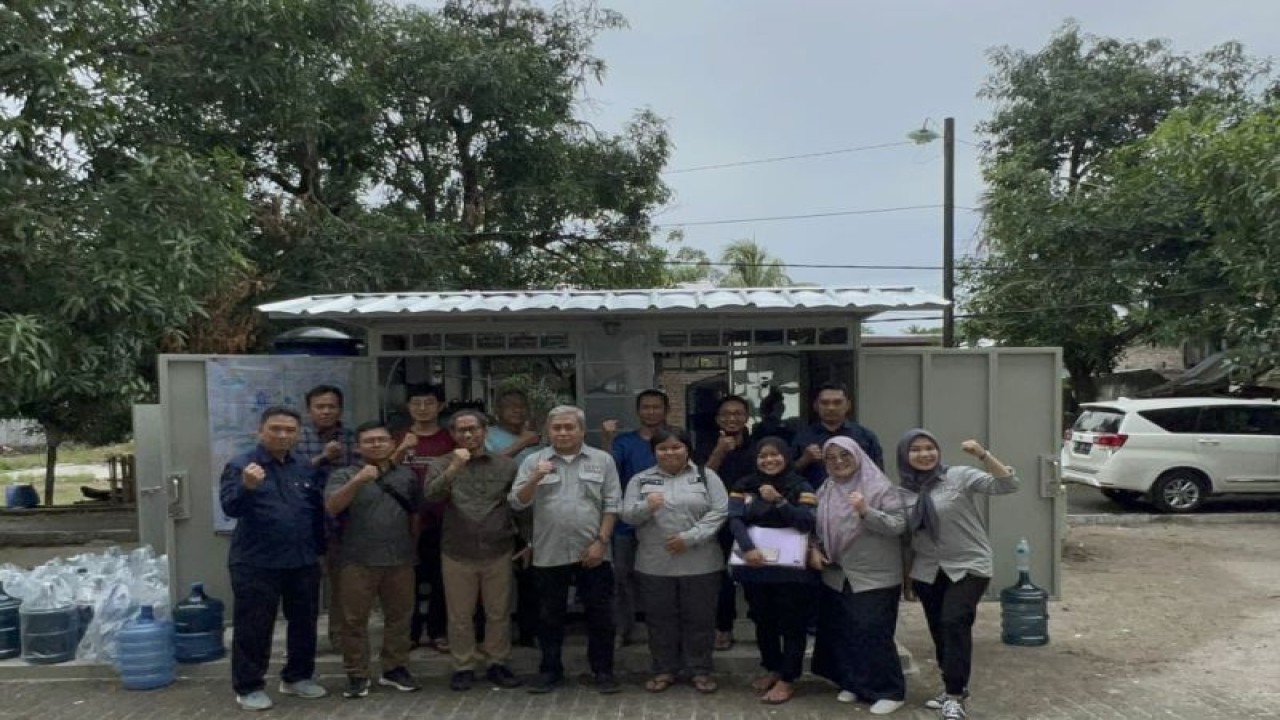 Warga pesisir berfoto bersama di depan lokasi arsinum yang dihadirkan Pemprov Sulsel di Kabupaten Bantaeng. ANTARA/HO-Humas Pemprov Sulsel
