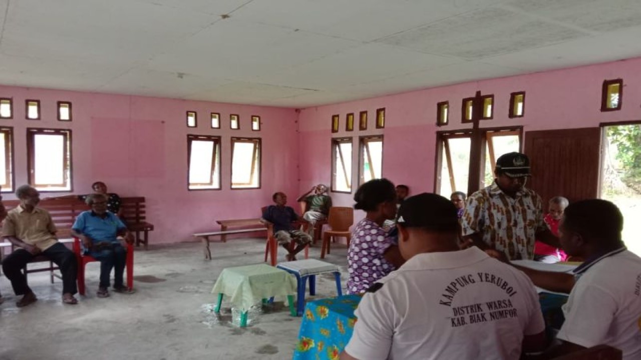 Warga saat berkumpul di balai desa di Papua. ANTARA/HO-Penerangan Kodim Biak Numfor