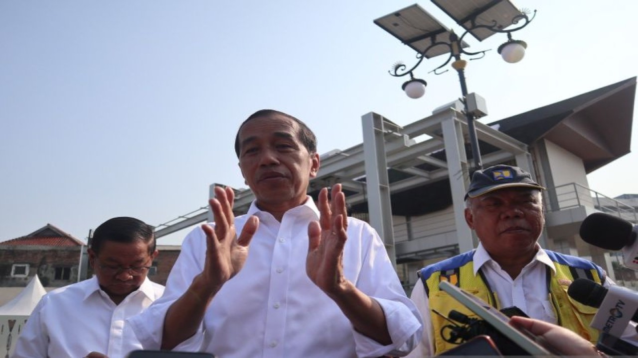 Presiden Joko Widodo memberikan keterangan usai meresmikan Sodetan Ciliwung di Jatinegara, Jakarta Timur, Senin (31/7/2023). ANTARA/Desca Lidya Natalia