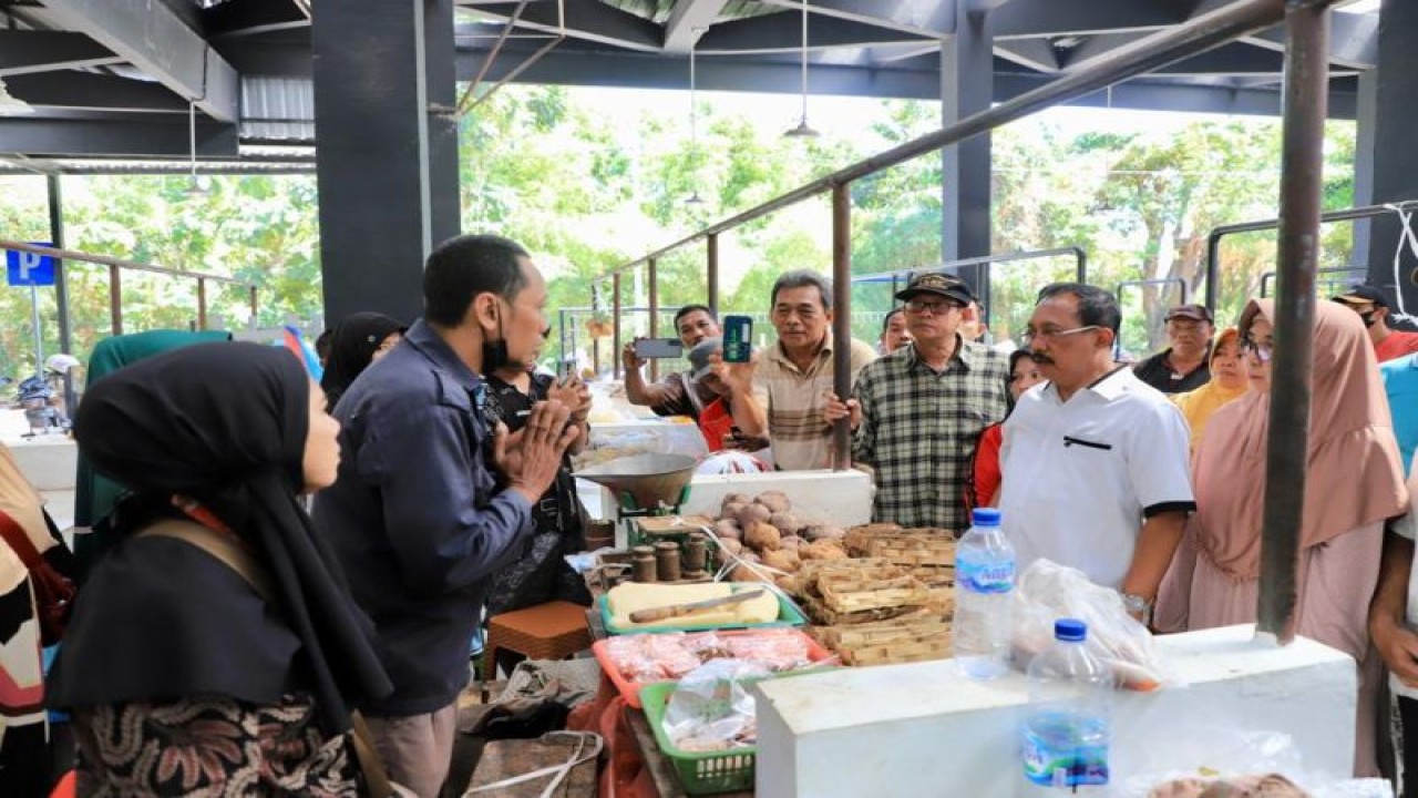 Wakil Wali (Wawali) Kota Surabaya Armuji saat berkunjung ke Pasar Rakyat Baru di Kutisari Indah Utara, Tenggilis Mejoyo, Kota Surabaya, Jatim, Rabu (12/7/2023). (ANTARA/HO-Pemkot Surabaya)