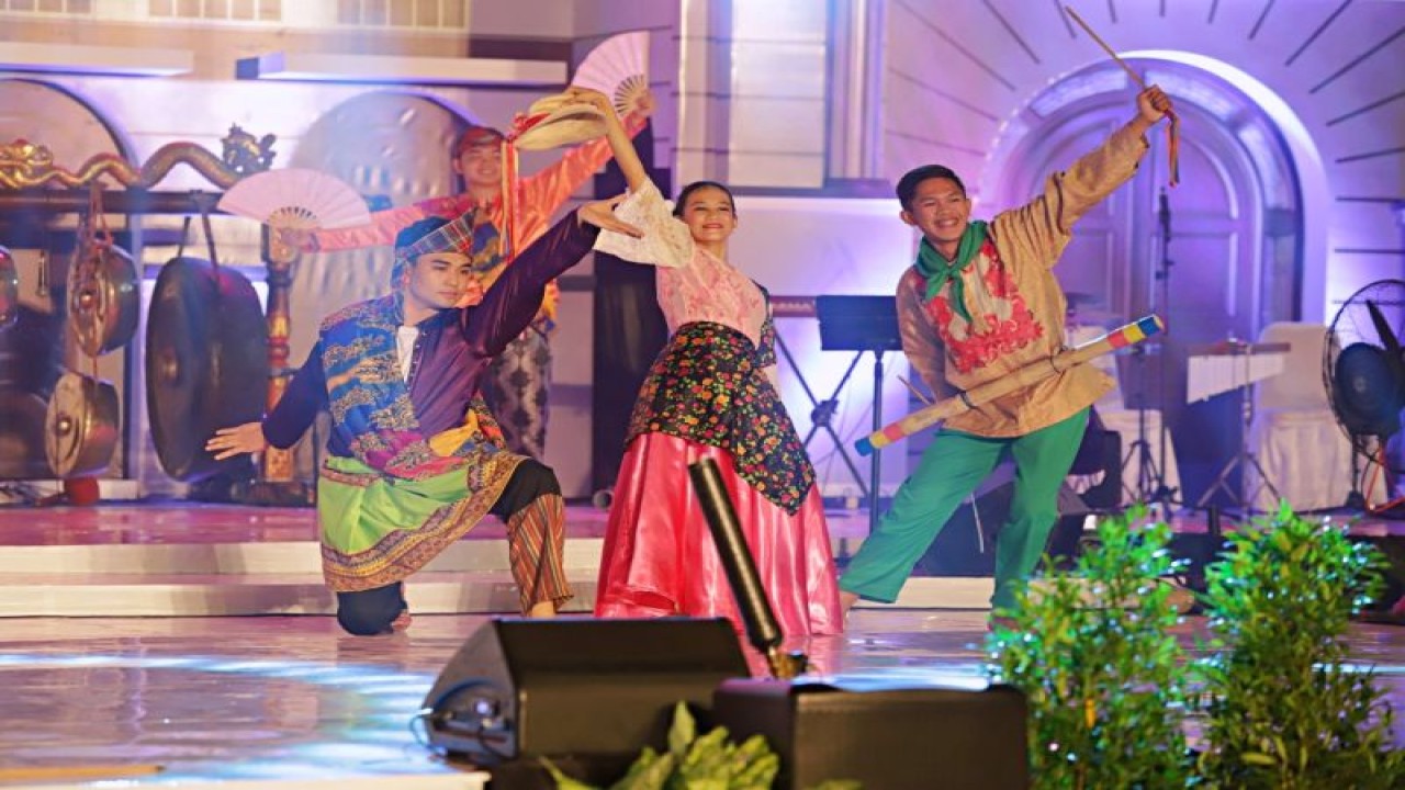 Sejumlah delegasi menampilkan peragaan seni budaya dalam puncak acara Surabaya Cross Culture International Folk Art Festival (SCCIFAF) 2023 di halaman Balai Kota Surabaya, Kamis (20/7/2023) malam. (ANTARA/HO-Diskominfo Surabaya)
