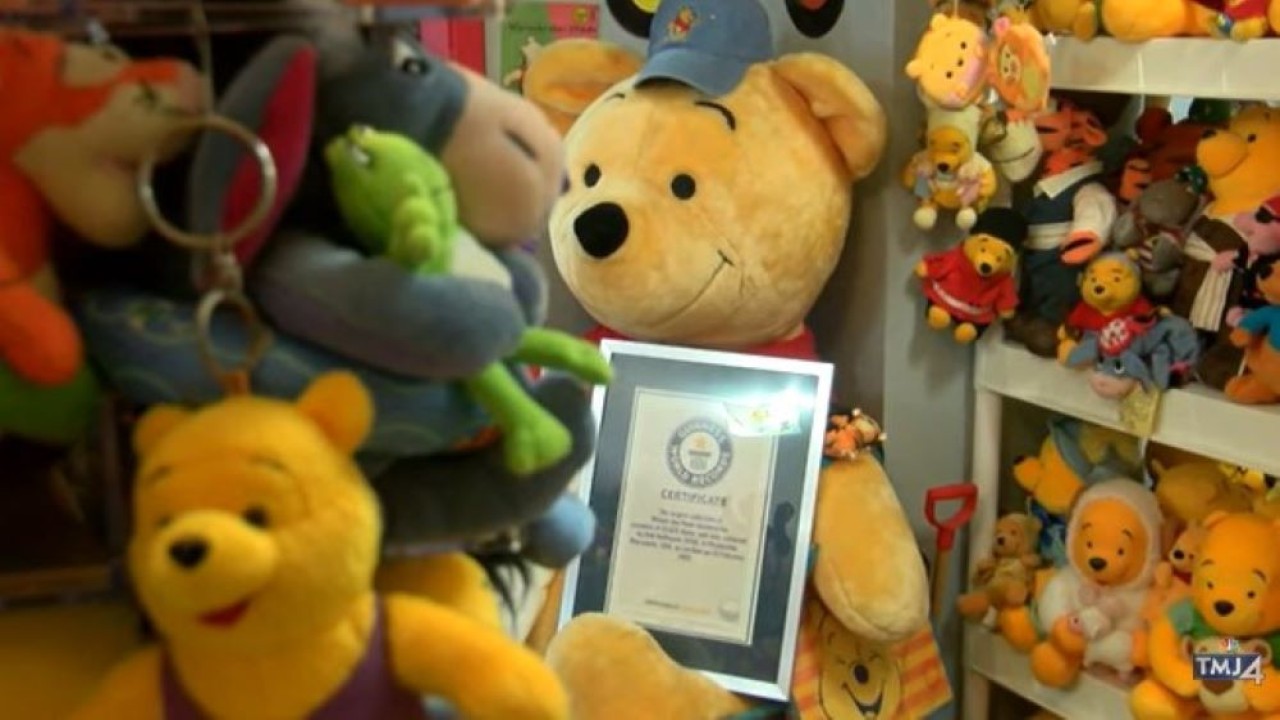 Deb Hoffman mengatakan koleksi Winnie the Pooh-nya kini berjumlah 23.632 boneka. (Tangkapan layar via UPI)