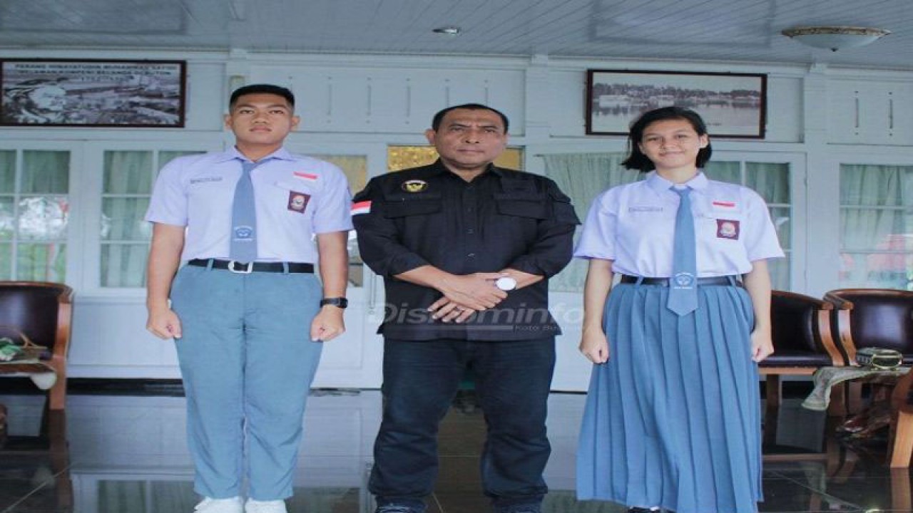 Wali Kota Baubau La Ode Ahmad Monianse (tengah) saat berfoto dengan dua Siswa-Siswa asal Kota Baubau, Wiradinata Setya Persada dan Nadira Syalvallah, yang terpilih mewakil Sultra pada Paskibraka Nasional 2023 di Baubau, Jumat (14/7/2023). (FOTO ANTARA/HO-Dinass Kominfo Baubau)