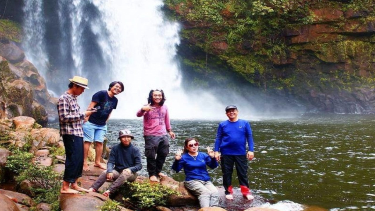 Pengunjung berfoto di destinasi Wisata Riam Marum Dawar, Kecamatan Tujuh Belas, Kabupaten Bengkayang (ANTARA/Wati)