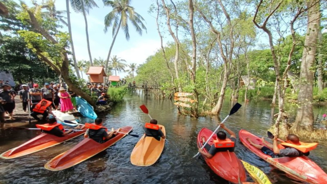 Wisatawan bermain kano di kawasan wisata Pantai Cacalan Banyuwangi, Jatim. ANTARA/HO-Humas Pemkab Banyuwangi