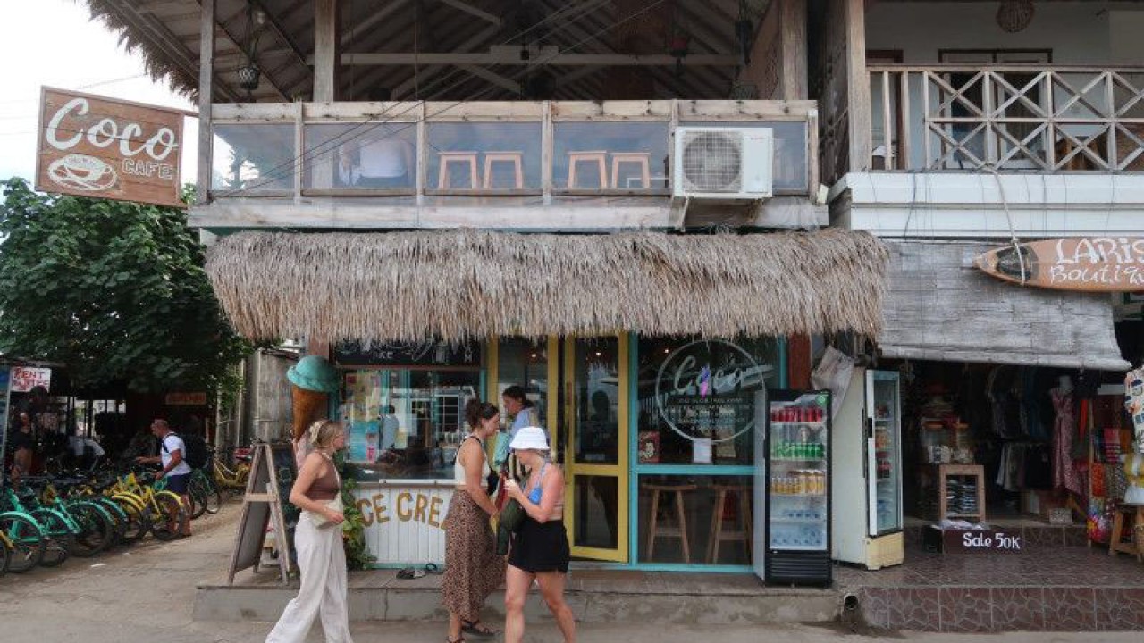 Wisatawan asing berjalan di pedestrian kawasan wisata Pulau Gili Trawangan di Lombok Utara, Nusa Tenggara Barat, Kamis (13/7/2023). (ANTARA/Sugiharto Purnama)
