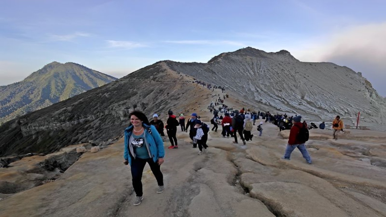 Foto Arsip - Sejumlah wisatawan mancanegara maupun lokal berada di kawasan Gunung Ijen, di Banyuwangi, Jawa Timur. (ANTARA/Budi Candra Setya)