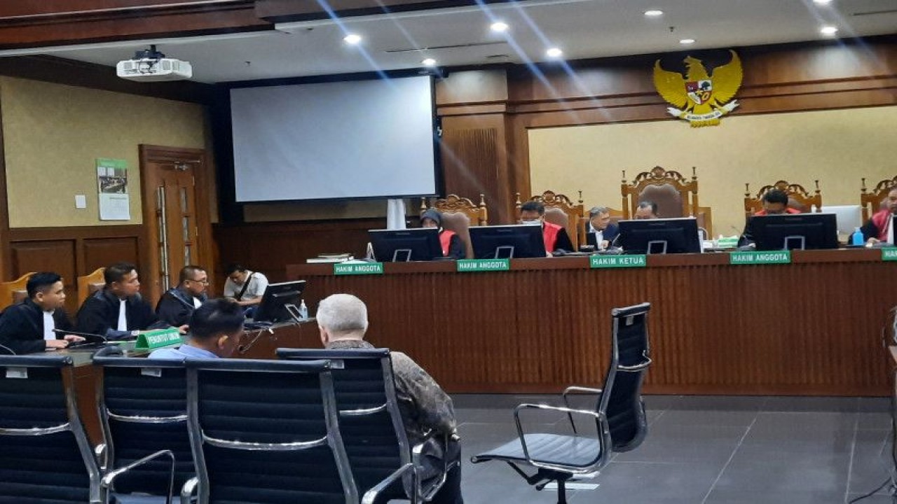 Sidang putusan Thomas Anthony van der Hyeden, warga negara Amerika Serikat yang menjadi Senior Advisor PT Dini Nusa Kusuma (DNK) periode 2015–2018, sekaligus terdakwa dalam perkara korupsi satelit slot Orbit 123 derajat Bujur Timur, di Pengadilan Negeri Jakarta Pusat, Senin (17/7/2023). (ANTARA/Fath Putra Mulya)