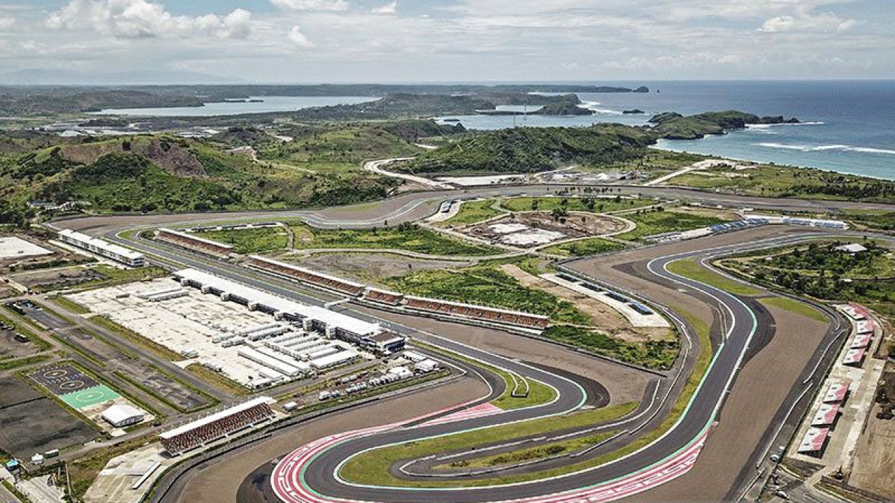 Arsip foto - Foto udara jalur lintasan Pertamina Mandalika International Street Circuit yang selesai diaspal ulang di KEK Mandalika, Kecamatan Pujut, Praya, Lombok Tengah, NTB, Rabu (26/10/2022). Menjelang gelaran World Superbike (WSBK) Mandalika 2022 pada 11-13 November mendatang, ITDC dan MGPA membenahi jalur lintasan atau "track improvement " Sirkuit Mandalika, diantaranya pengaspalan ulang permukaan lintasan, pelebaran run-off dan pengecatan kerb yang secara keseluruhan ditargetkan selesai akhir Oktober 2022. ANTARA FOTO/Ahmad Subaidi/rwa. (ANTARA FOTO/AHMAD SUBAIDI)