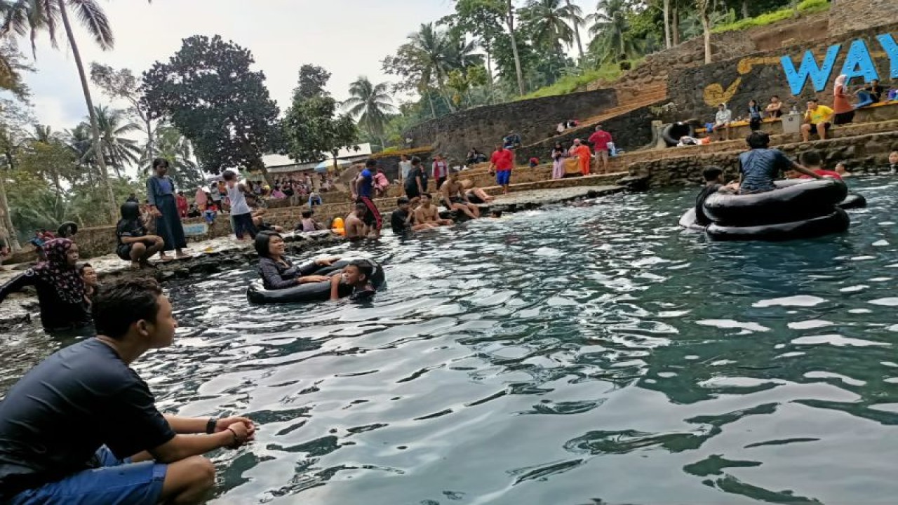 Suasana objek wisata WTC di Lampung Selatan, Provinsi Lampung, yang dipadati wisatawan. (ANTARA/Riadi Gunawan)