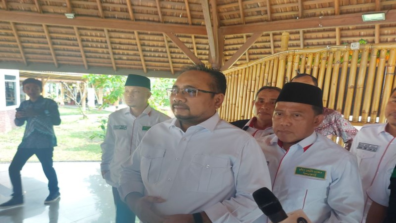 Menteri Agama RI Yaqut Cholil Qoumas saat menyampaikan keterangan kepada wartawan usai menyambut kepulangan petugas haji di Bandara Internasional  Soekarno Hatta, Cengkareng, Kamis (27/7/2023). (ANTARA/Andi Firdaus).
