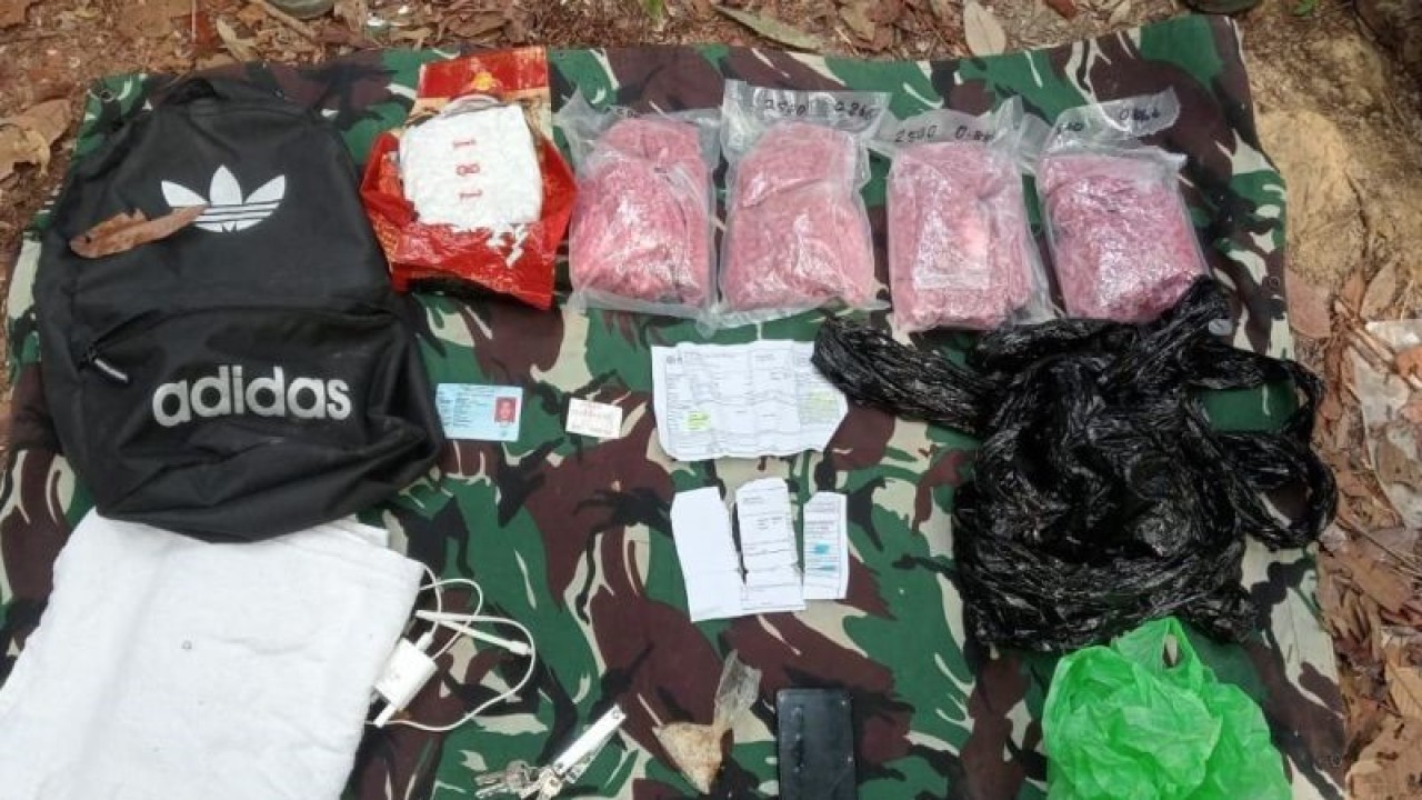 Puluhan ribu butir 10.000 butir pil ekstasi dan sabu dengan berat sekitar 1,033 kilogram berhasil digagalkan masuk ke wilayah Indonesia oleh Satgas Pamtas Yonarmed 16/Tumbak Kaputing (ANTARA/HO)