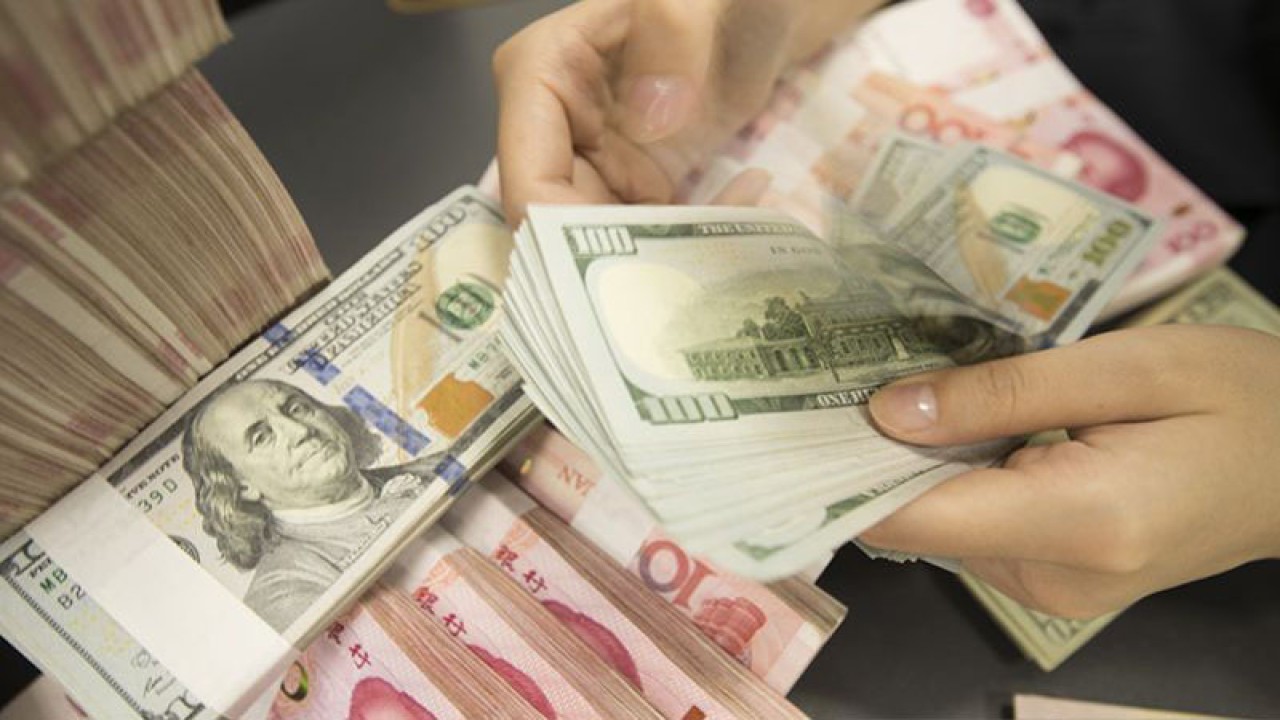 Seorang pegawai menghitung uang kertas dolar AS dan yuan RMB (renminbi) di sebuah bank di Kota Hai'an, Nantong, Provinsi Jiangsu, Tiongkok timur, 6 Agustus 2019. ANTARA/Oriental Image via Reuters Connect-Xu jingbai/pri.