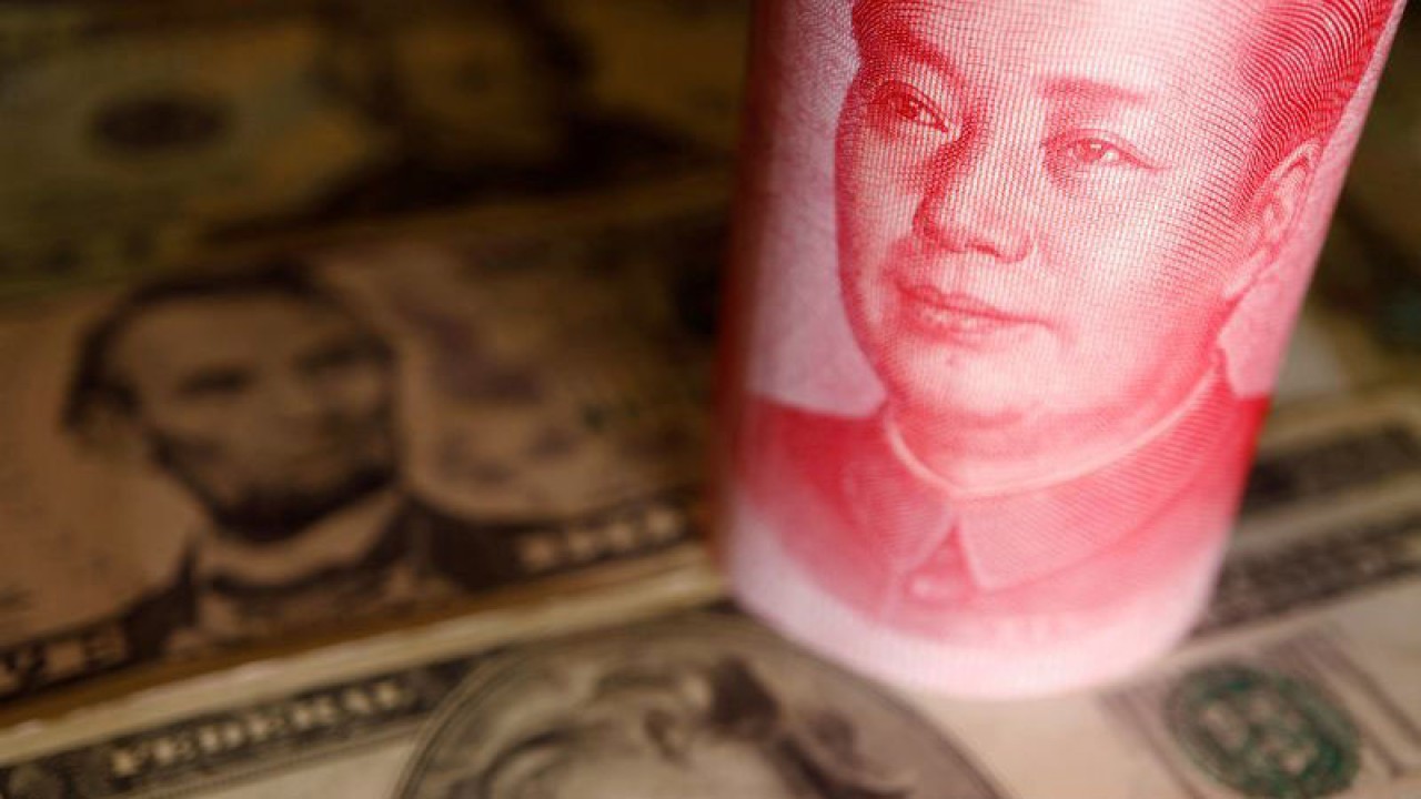 Arsip Foto - Uang kertas dolar AS dan yuan China terlihat dalam ilustrasi ini yang diambil Selasa (14/6/2022). ANTARA/REUTERS/Florence Lo/am.