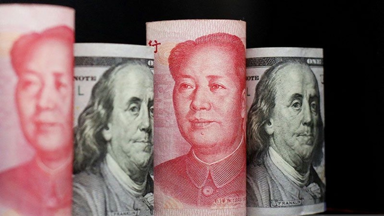 Arsip foto - Uang kertas yuan China dan dolar AS terlihat dalam gambar ilustrasi ini yang diambil 29 September 2022. ANTARA/REUTERS/Florence Lo/pri.
