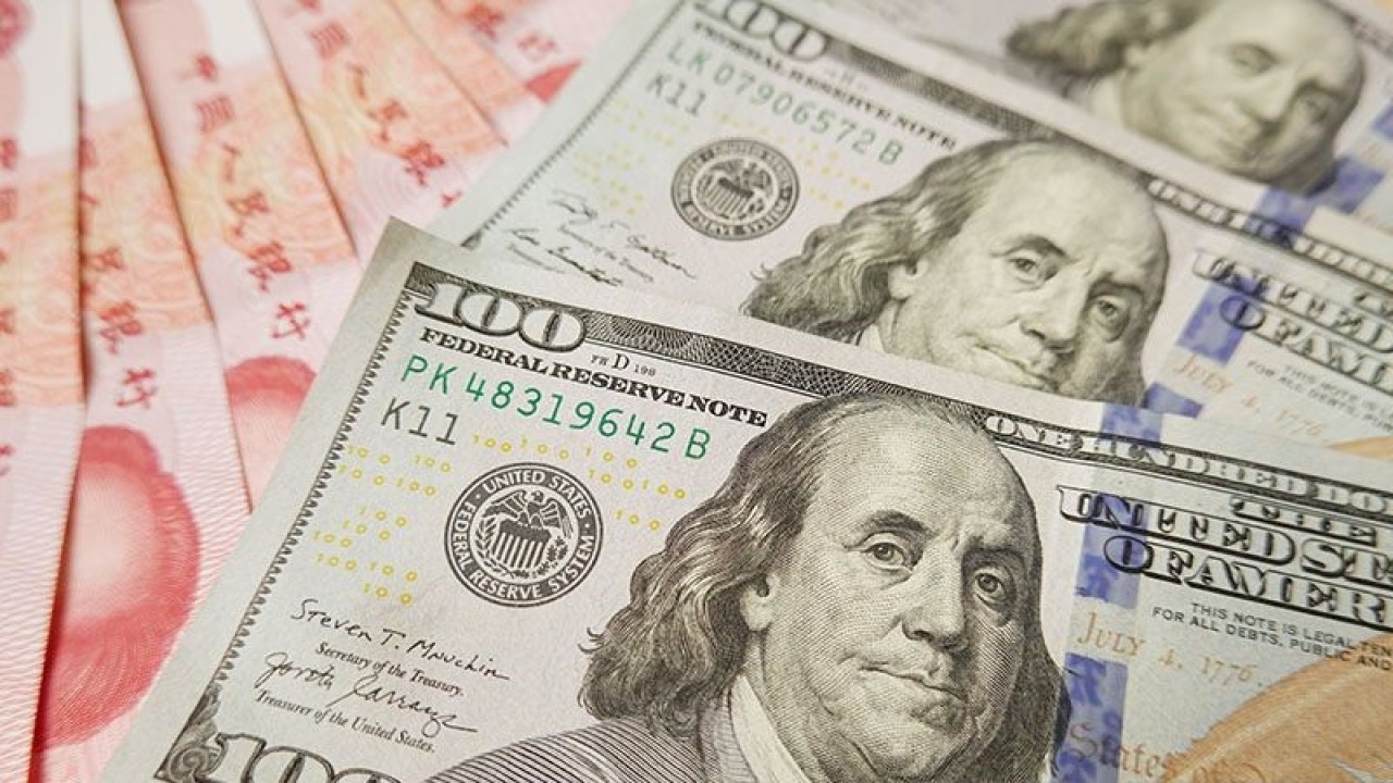 Ilustrasi - Uang kertas 100 dolar AS dan uang kertas 100 Chinese Yuan RMB. ANTARA/Sheldon Cooper / SOPA Images/Sip via Reuters Connect/pri.