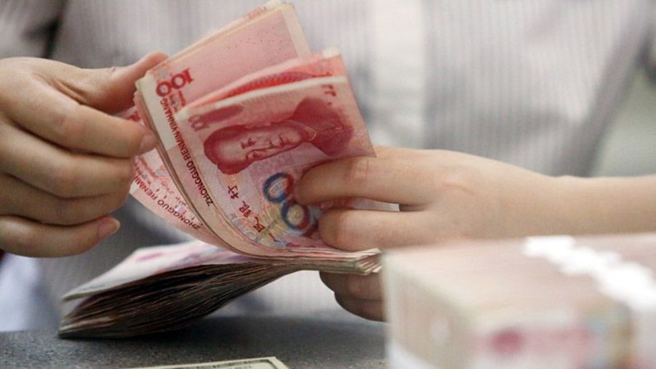 Seorang pekerja menghitung mata uang China Renminbi (RMB) di sebuah bank di Linyi, Provinsi Shandong, China timur, Selasa (11/8/2015). ANTARA/Xinhua/Zhang Chunlei/am.