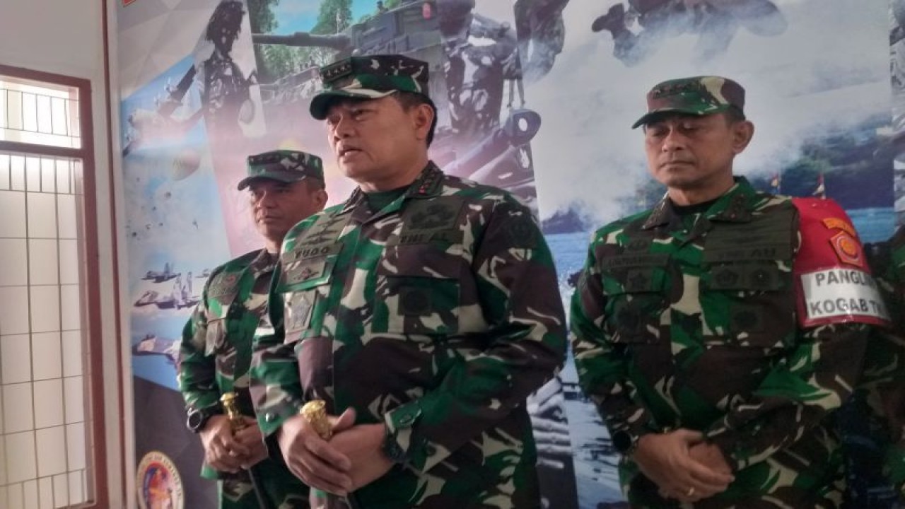 Panglima TNI Laksamana TNI Yudo Margono, seusai menghadiri Tactical Flour Game (TFG) pada Lathan Gabungan (Latgab) TNI Tahun 2023, di Sesko TNI Jl. R.A.A. Marta Negara, Kota Bandung, Senin (24/7/2023). (ANTARA/Ajat Sudrajat)