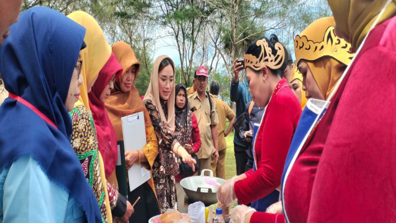 Ketua Tim Yuri Lomba Gerbang Segoro Desti diskusi menu bola-bola ikan di Glagah. ANTARA/Sutarmi