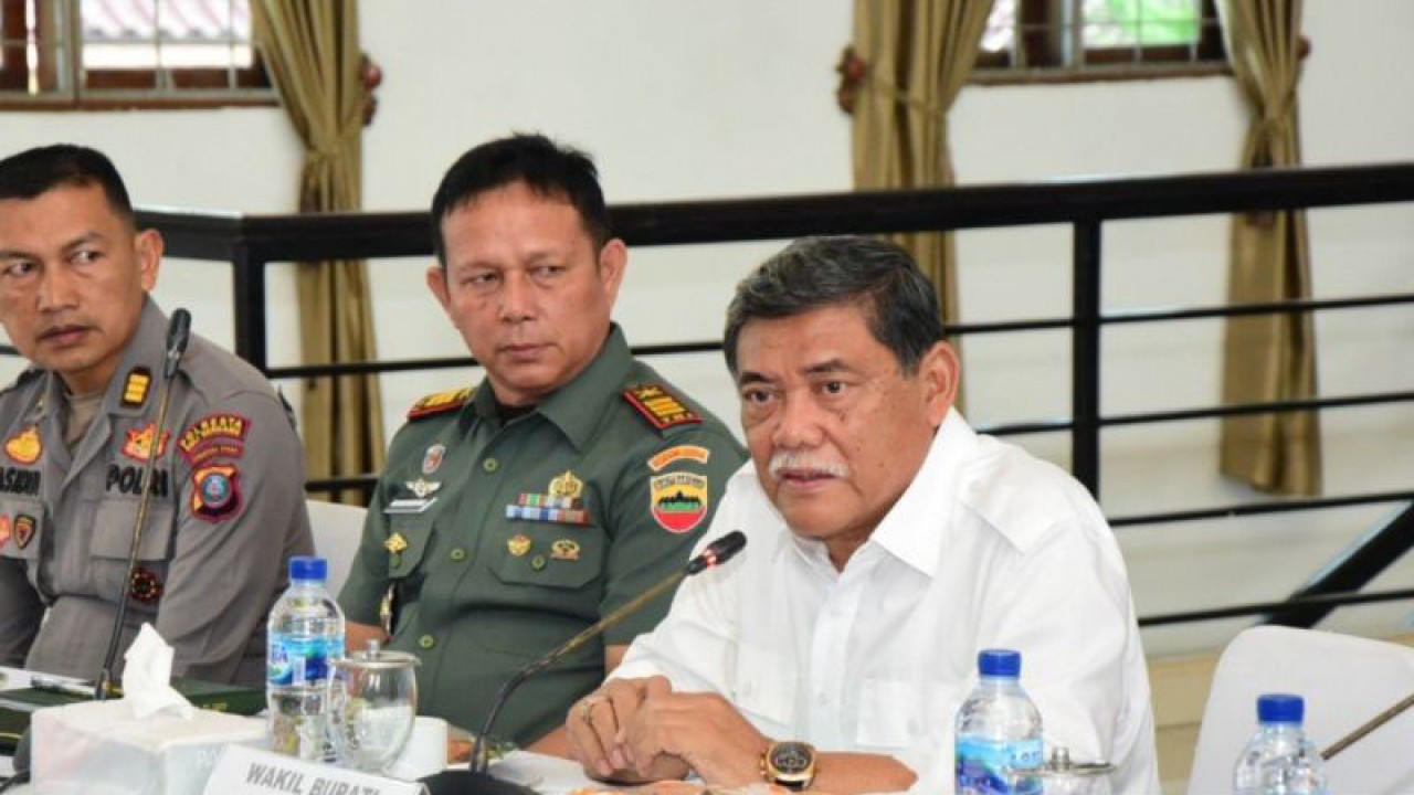 Wakil Bupati Deli Serdang HM Ali Yusuf Siregar (kanan) saat membuka Diseminasi Audit Stunting Kabupaten Deli Serdang Tahun 2023. (ANTARA/Juraidi)