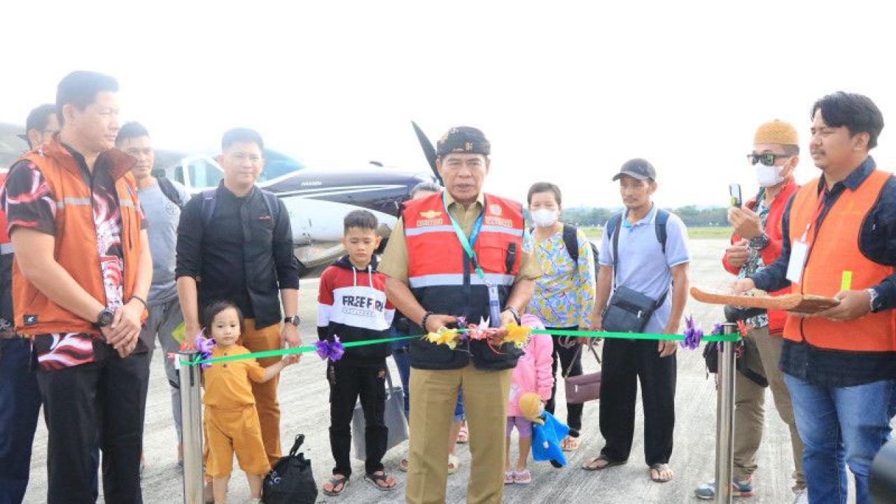 Gubernur Kalimantan Utara Zainal A Paliwang menggunting pita untuk menandai pelaksanaan Program Subsidi Ongkos Angkut (SOA) barang dan penumpang ke daerah pedalaman dan perbatasan dalam acara yang berlangsung di Bandara Juwata Tarakan, Selasa (11/7/2023). (ANTARA/HO-DKISP Kaltara)