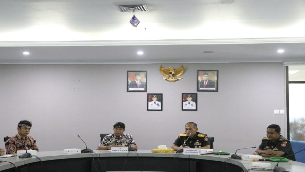 Gubernur Kalimantan Utara Zainal Arifin Paliwang saat penandatanganan nota kesepahaman (MoU) tentang Pelaksanaan Normalisasi Sungai Selor/Buaya Kabupaten Bulungan dengan Komandan Resor Militer (Danrem) 092/Maharajalila Brigjen TNI Ari Estefanus. ANTARA/HO-DKISP Provinsi Kaltara.