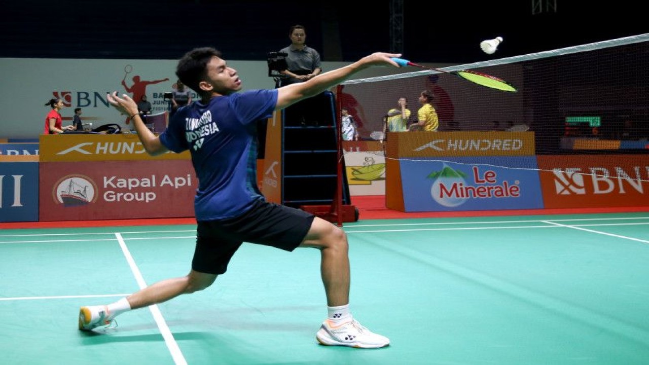 Tunggal putra Zidane Cahyo Nugroho membuka kemenangan pertama dari nomor perorangan Kejuaraan Badminton Junior Asia (BAJC) 2023, berkat permainan agresif untuk menundukkan S.S.M Sifat Ullah asal Bangladesh di Yogyakarta, Rabu. (ANTARA/HO-PP PBSI)