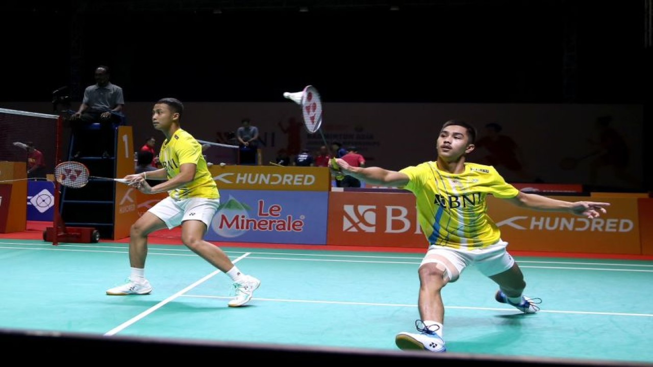 Ganda putra Indonesia Zidane Attauba Efendi/Kleopas Binar Putra Prakoso saat berlaga di babak semifinal Badminton Asia Junior Championships (BAJC) 2023 di GOR Amongraga Yogyakarta, Sabtu (15/7/2023). (ANTARA/HO/PBSI)