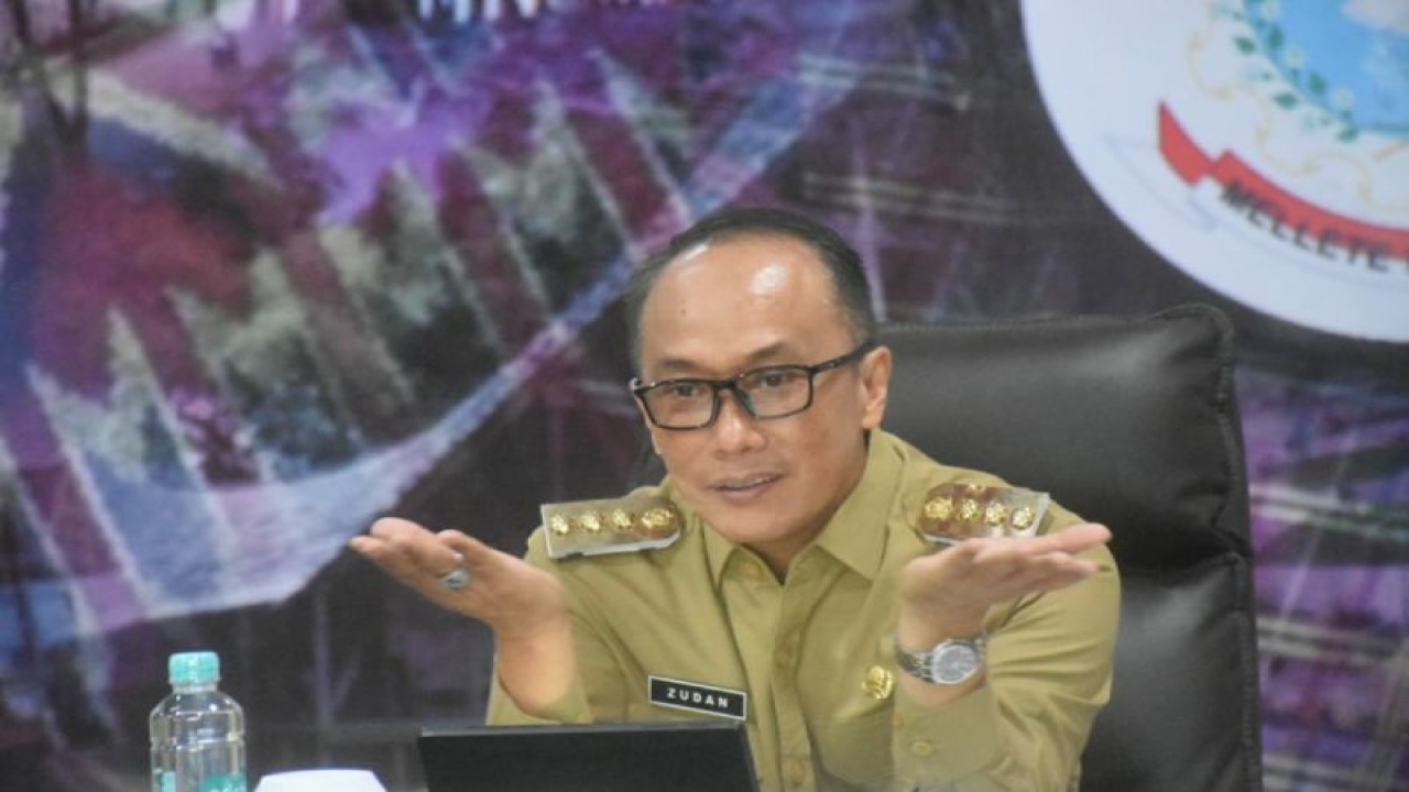 Penjabat Gubernur Sulbar Zudan Arif Fakrulloh saat memberikan pengarahan kepada para ASN lingkup Pemprov Sulbar, Senin (24/7). (ANTARA/HO/Diskominfo Sulbar)
