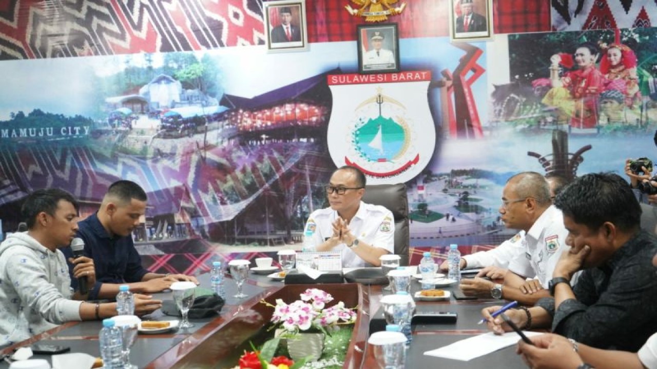 Penjabat Gubernur Sulbar Zudan Arif Fakrulloh (tengah) saat berdialog dengan mahasiswa yang tergabung dalam Gerakan Masyarakat Menggugat (Gebrak). (ANTARA/HO/Diskominfo Sulbar)