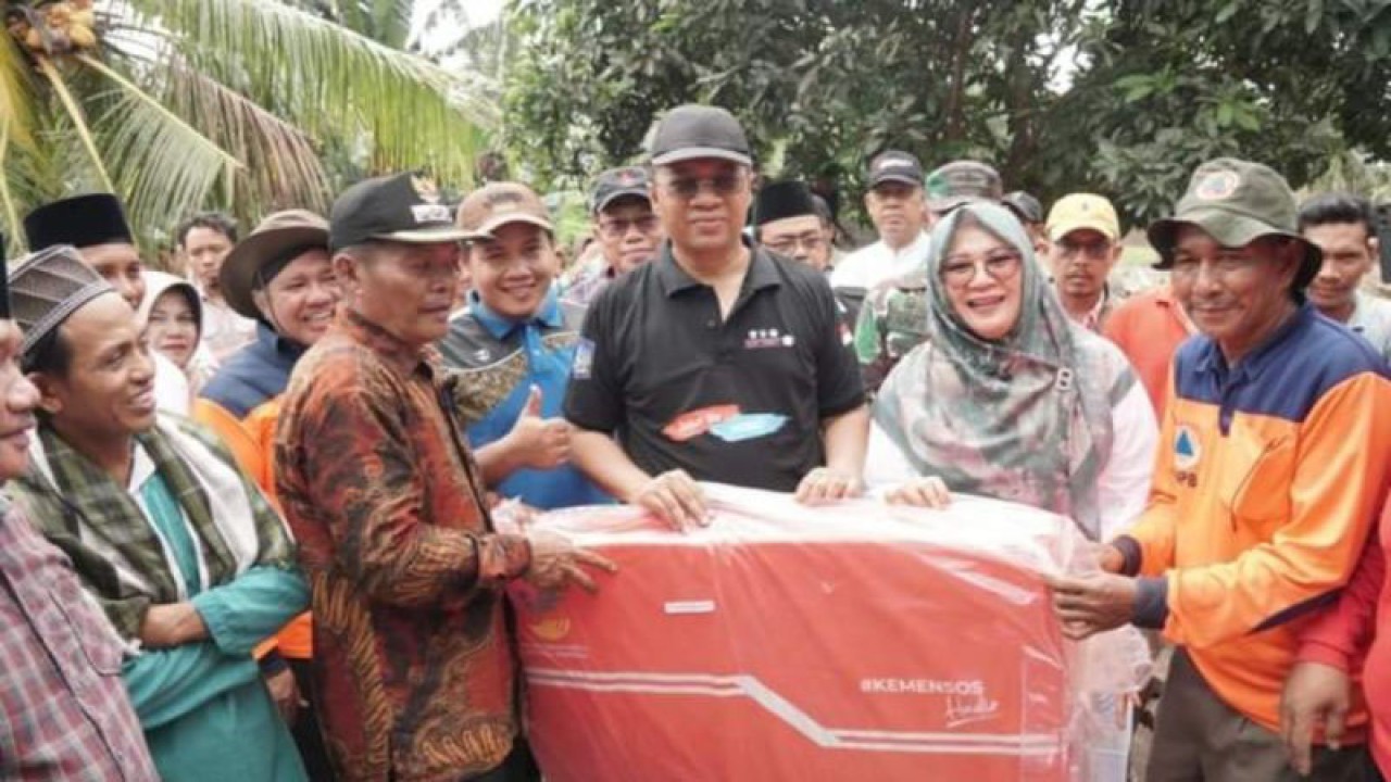 Gubernur Nusa Tenggara Barat (NTB) Zulkieflimansyah didampingi Wakil Bupati Sumbawa Dewi Noviany menyerahkan sejumlah bantuan kepada warga terdampak banjir di Kecamatan Lunyuk Kabupaten Sumbawa. (ANTARA/Pemprov NTB).