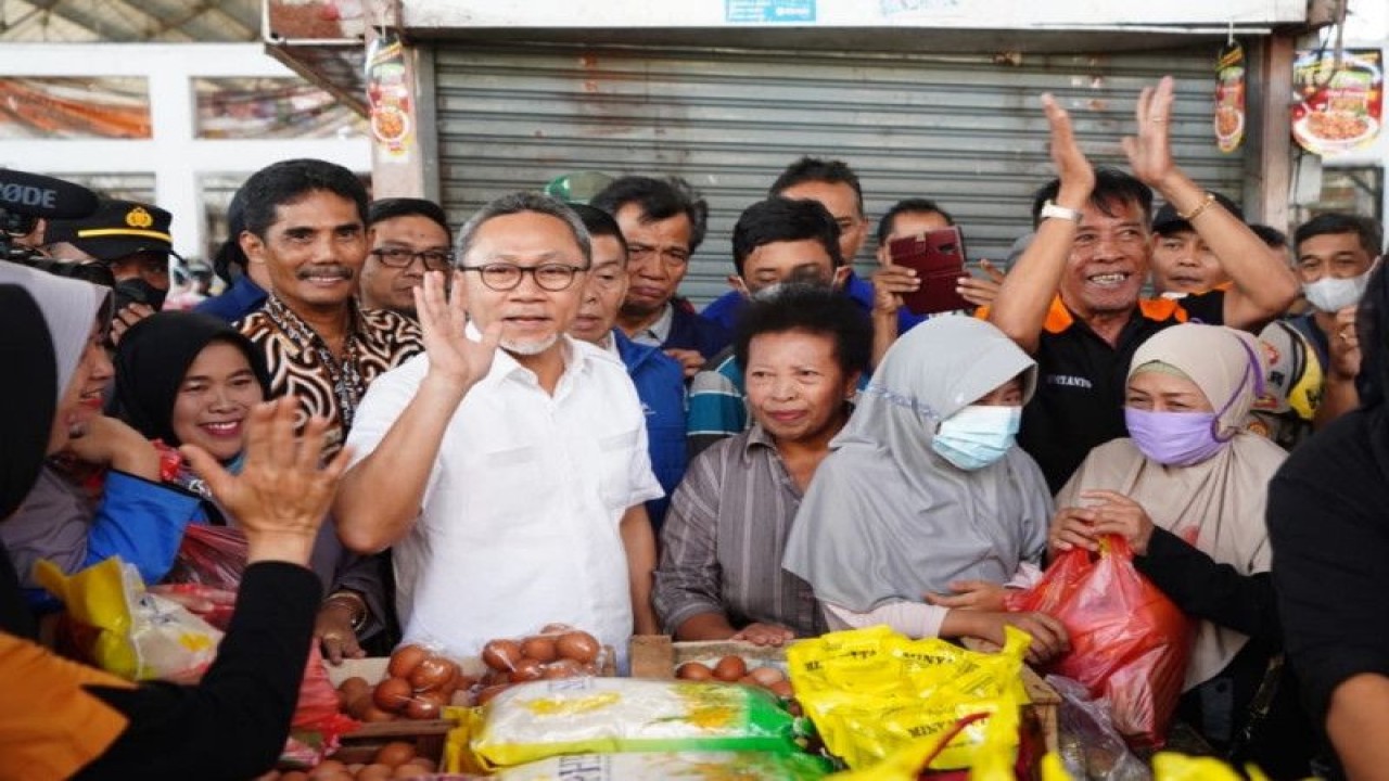 Menteri Perdagangan (Mendag) Zulkifli Hasan saat melakukan peninjauan harga barang kebutuhan pokok di Pasar Raya I Salatiga, Jawa Tengah (Jateng), Sabtu (1/7/2023). ANTARA/HO-Kemendag