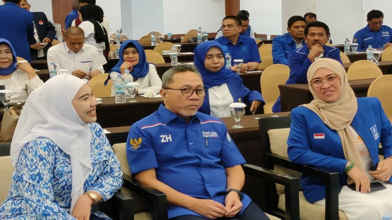 Ketua Umum Partai Amanat Nasional (PAN) Zulkifli Hasan (tengah) saat menghadiri rapat konsilidasi pemenangan tertutup DPW PAND Sulsel di hotel Claro Makassar, Sulawesi Selatan, Kamis (27/7/2023). ANTARA/Darwin Fatir.