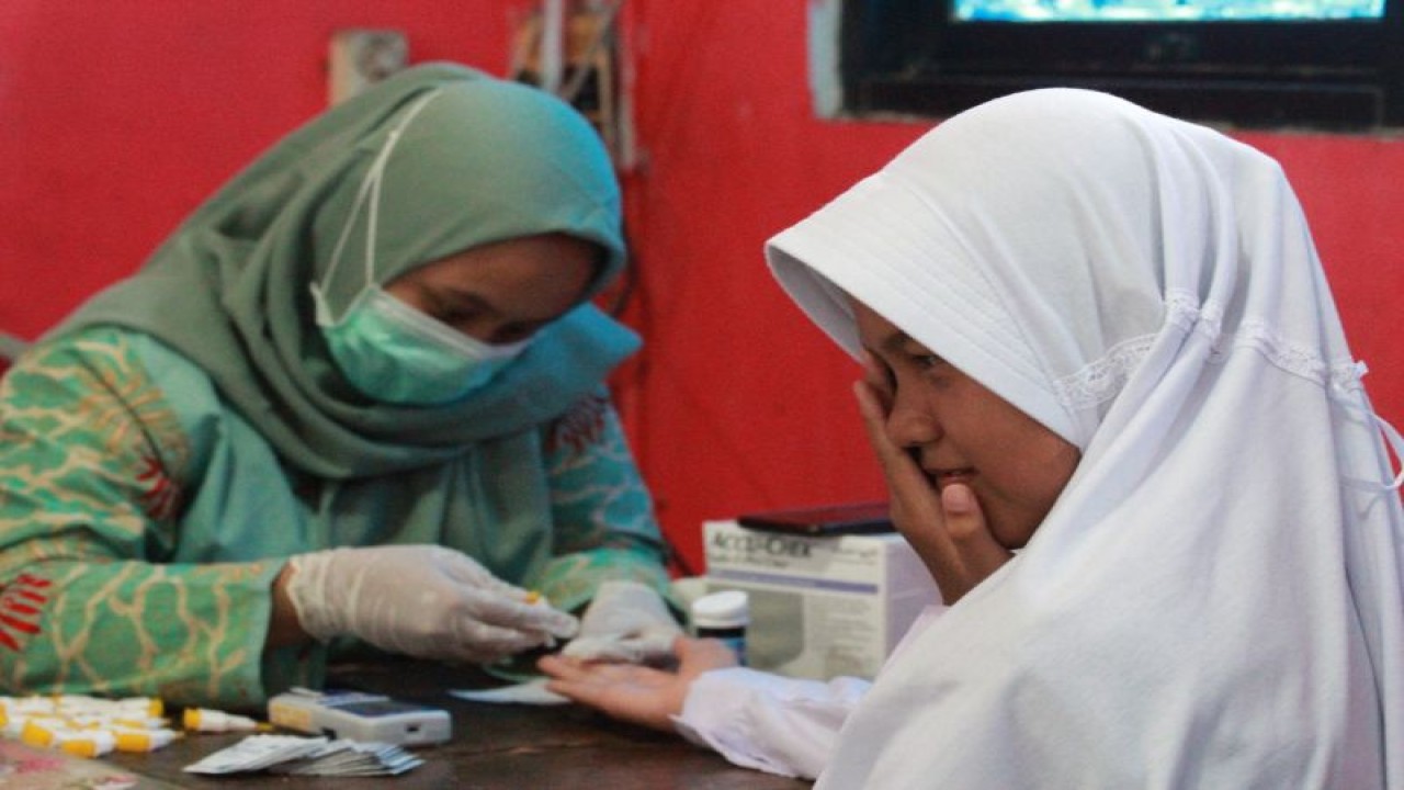 Seorang siswi SMPN 23, Kelurahan Panunggangan Utara Pinang, Kota Tangerang, Provinsi Banten, Jumat (4/8/2023) menjalani skrining kesehatan dalam mencegah anemia. FOTO ANTARA/HO/Dinkes Kota tangerang