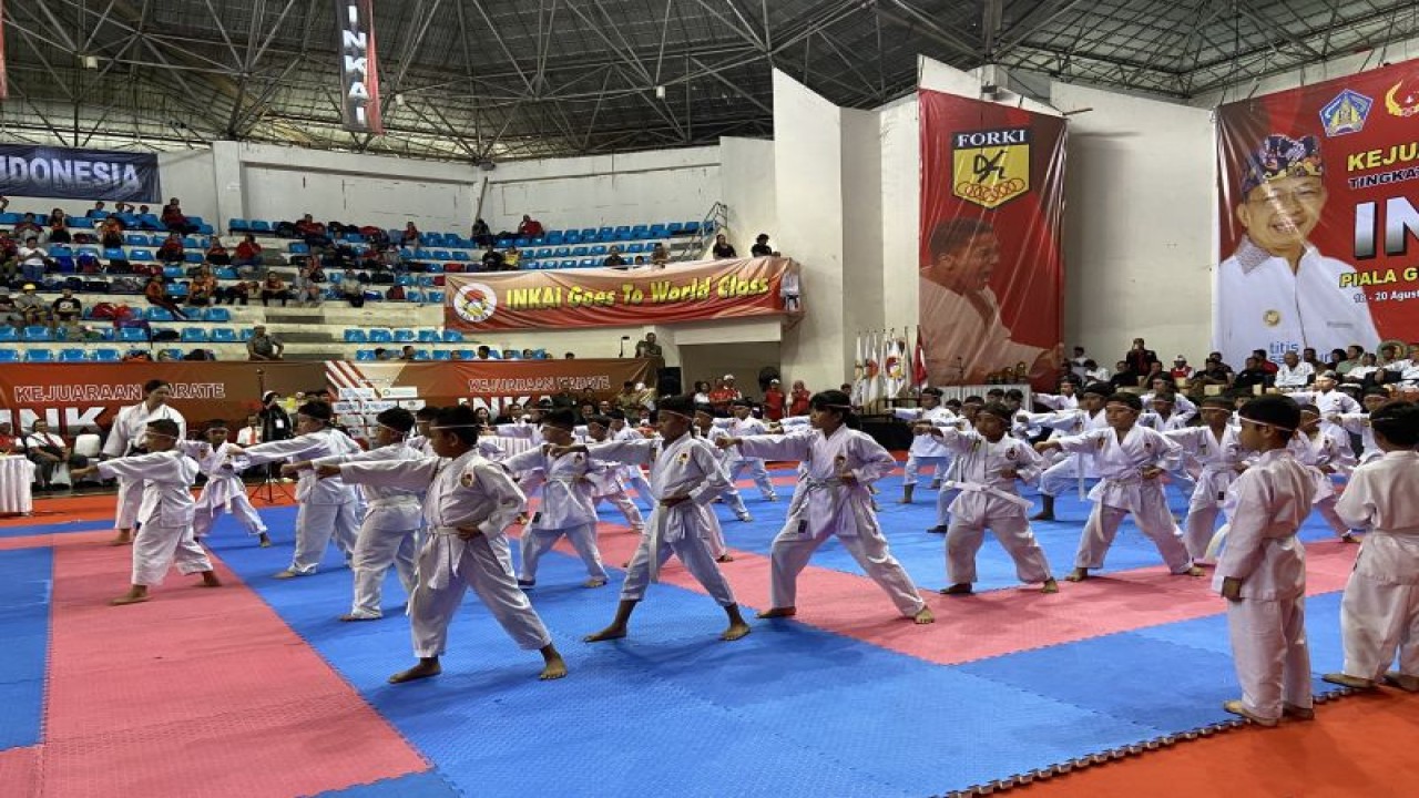 Demonstrasi atlet karate junior saat pembukaan Kejuaraan Karate Tingkat Nasional Terbuka INKAI Piala Gubernur Bali di Denpasar, Jumat (18/8/2023). ANTARA/Ni Putu Putri Muliantari