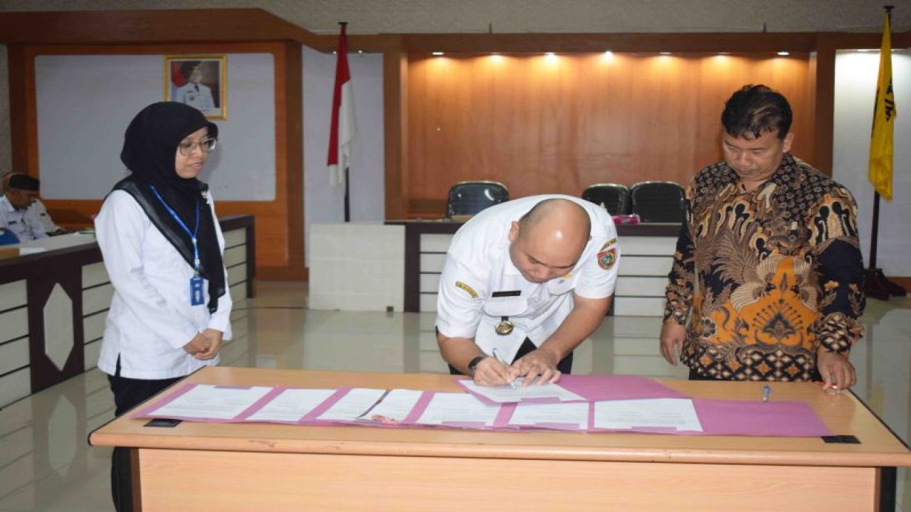 Penandatanganan berita acara serah terima Tenaga Kesehatan Program Nusantara Sehat Penugasan Khusus Berbasis Individual Periode II tahun 2023 dari Kemenkes kepada Dinkes Kalimantan Tengah, Palangka Raya, (2/8/2023). (ANTARA/HO-Dinkes Kalteng)