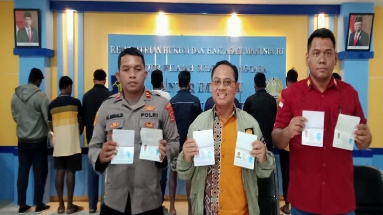 Kepala Kantor Imigrasi Kelas II Non TPI Baubau, Teguh Santoso (tengah), bersama Kapolsek Sampoabalo, Iptu Al Muhalid (kiri) dan Kasi Intelijen dan Penindakan Keimigrasian, Prasetya Wiratama Jaladri Sakti, memberikan keterangan pers mengenai 11 warga negara asing asal India yang diamankan pihaknya, di Baubau, Jumat (25/8/2023). (Foto ANTARA/Yusran)