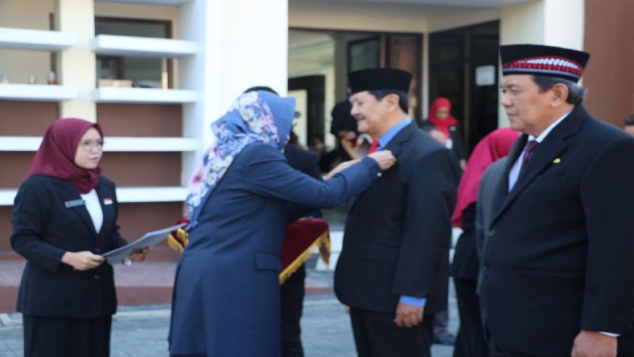 Penjabat Bupati Kulon Progo, DIY, Ni Made Dwi Panti menyematkan tanda Satyalancana Karya Satya kepada ASN. di Wates, Kulon Progo, Rabu (16/8/2023) (FOTO ANTARA/HO-Humas Pemkab Kulon Progo)