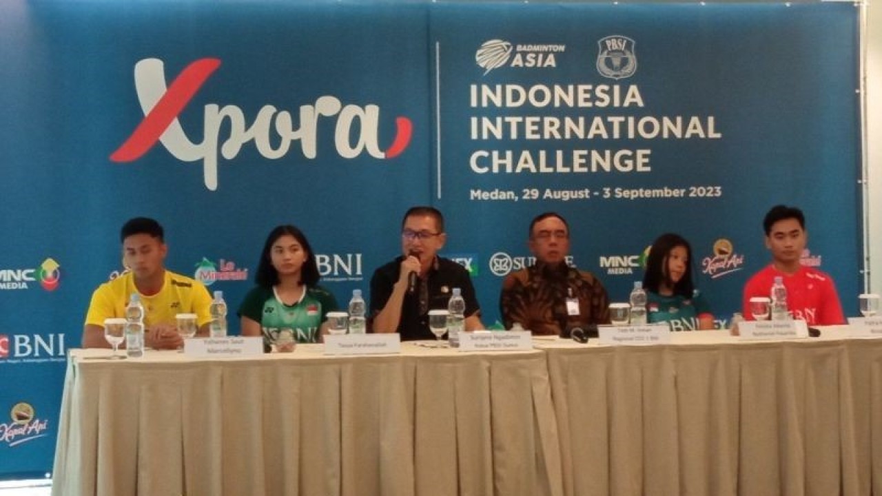 Ketua PBSI Sumut Ngadimin Suripno bersama Regional CEO I BNI Tedi M Isman bersama sejumlah atlet timnas saat konferensi pers (ANTARA/Juraidi)