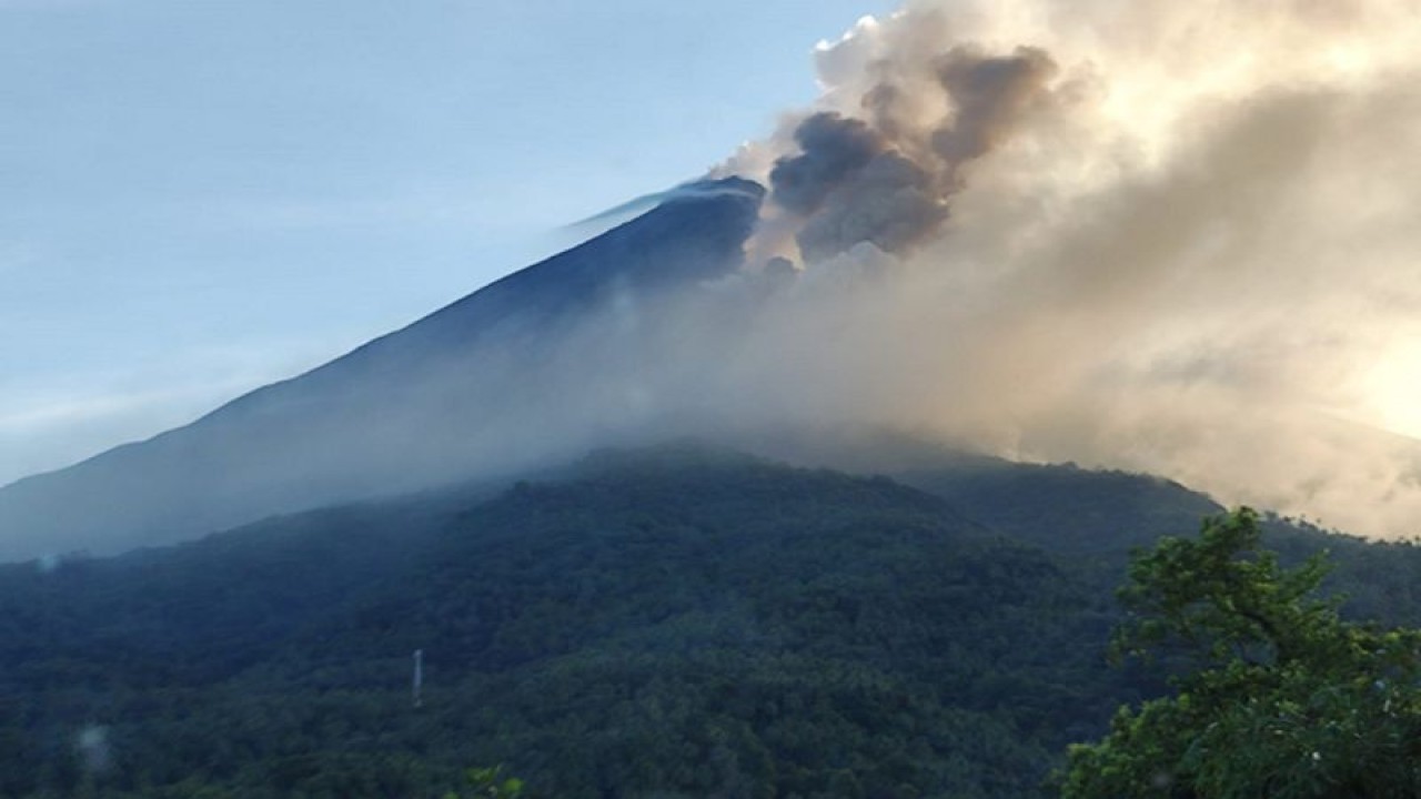 Pos PGA Karangetang mengabdaikan aktivitas vulkanik Karangetang di Pulau Siau pada beberapa waktu lalu. ANTARA/HO-Pos PGA Karangetang (1)